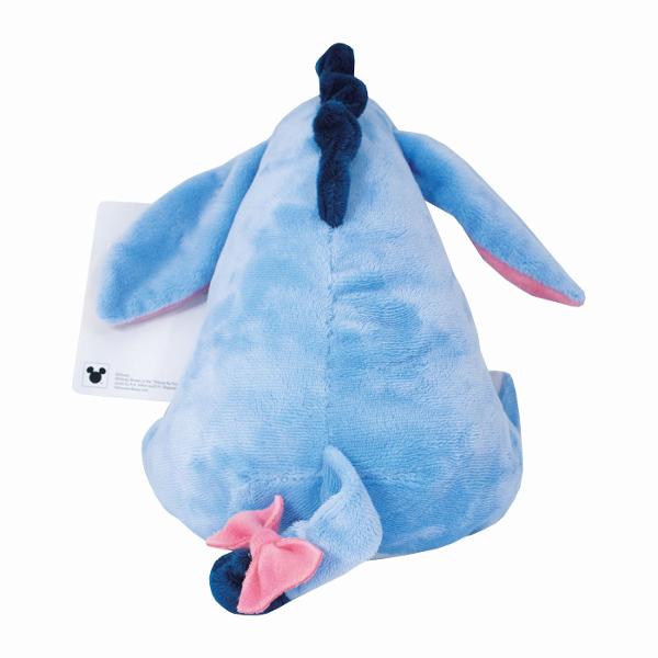 Plus Disney Eeyore 25 cm este o jucarie moale si delicata inspirata de indragitul personajului din universul Winnie the Pooh Realizat din materiale fine si placute la atingere acest plus are o textura catifelata si un design atent lucrat cu detalii brodate si culori pastelate specifice personajului Eeyore Cu o inaltime de 25 cm este ideal pentru imbratisari joaca sau pentru a deveni un element decorativ adorabil in camera copilului Usor de manevrat si potrivit pentru copii de toate 