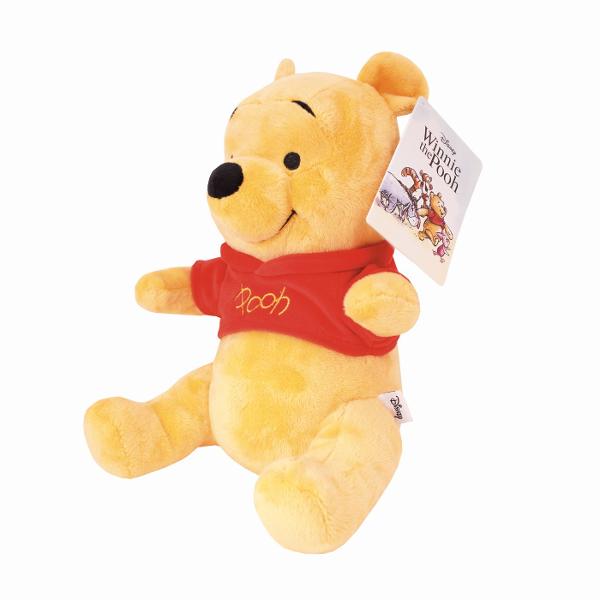 Plus Disney Winnie the Pooh 25 cm este o jucarie moale si prietenoasa inspirata de celebrul personaj din indragita poveste Winnie the Pooh Realizat din materiale fine si placute la atingere acest plus are o textura catifelata si un design atent finisat cu detalii brodate si culori vii Personajul poarta binecunoscuta bluza rosie cu inscriptia Pooh ceea ce il face usor de recunoscut si adorat de cei mici Cu o inaltime de 25 cm este perfect pentru imbratisari joaca zilnica sau pentru a 