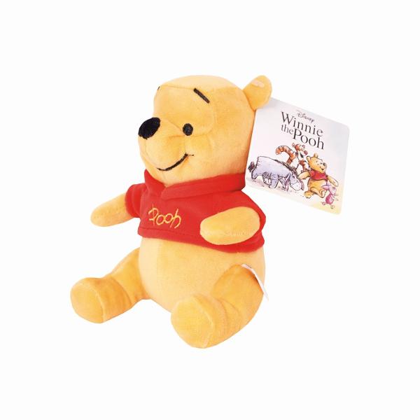 Plus Disney Winnie the Pooh 17 cm este o jucarie moale si adorabila inspirata de celebrul personaj din universul Winnie the Pooh Realizat din materiale fine si placute la atingere acest plus are o textura catifelata si un design atent finisat cu detalii brodate si culori vii Personajul poarta binecunoscuta bluza rosie cu inscriptia Pooh ceea ce il face usor de recunoscut si indragit de cei mici Cu o inaltime de 17 cm este ideal pentru imbratisari joaca zilnica sau pentru a fi luat in 