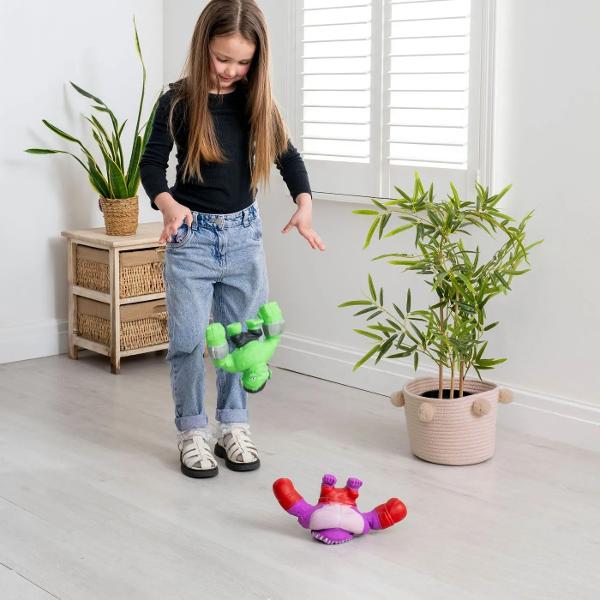 Stretcherz Stretch Squad XXL este o figurina interactiva de mari dimensiuni conceputa pentru actiune si distractie intensa Realizata din material elastic si rezistent personajul poate fi intins rasucit si modelat de pana la 3 ori dimensiunea lui initiala revenind ulterior la forma originala Functia stretch o transforma intr-o jucarie dinamica ideala pentru joaca activa Designul robust si detaliile expresive ofera un aspect puternic si atractiv iar formatul XXL amplifica experienta de 