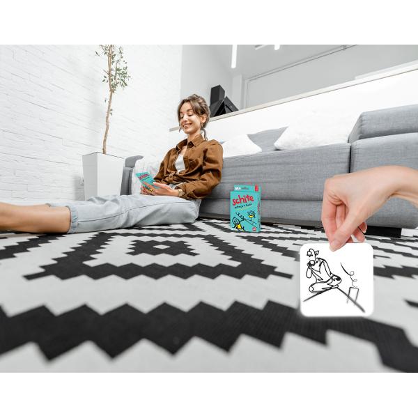 Schite  Distractie in familie este un joc de carti de societate dinamic si amuzant potrivit pentru serile petrecute alaturi de familie sau prieteni Conceput pentru 3 sau mai multi jucatori acest joc pune la incercare creativitatea si rapiditatea participantilor provocandu-i sa deseneze si sa ghiceasca diferite cuvinte sau expresii intr-un timp limitat Regulile sunt simple si usor de inteles ceea ce il face accesibil atat copiilor cat si adultilor fiind recomandate pentru varste intre 6 