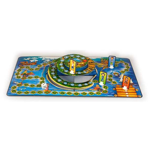 Comoara Pira&539;ilor este un joc de societate perfect pentru stimularea imagina&539;iei f&259;r&259; limite a copiilor care vor putea intra rapid &icirc;n jocurile de rol &icirc;nchipuindu-&537;i aventurile fantastice de pe traseu&nbsp;O &icirc;ntreag&259; lume de mister &537;i fantezie este pe cale s&259; fie descoperit&259; de micii aventurieri ce se vor &icirc;mbarca &icirc;ntr-o c&259;l&259;torie fascinant&259; pe urmele temu&539;ilor 