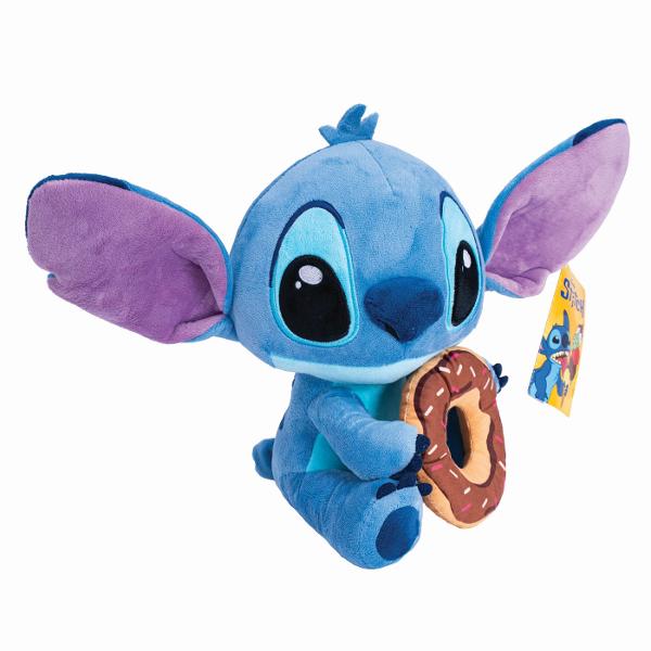Plus Disney Stitch cu gogoasa 25 cm este o jucarie moale si expresiva inspirata de indragitul personajului din universul Lilo si Stitch Realizat din materiale fine si placute la atingere acest plus are o textura catifelata si detalii atent brodate cu ochi mari si urechi ample in nuante de albastru si roz Stitch tine in brate o gogoasa decorata cu glazura si ornamente colorate element care adauga un plus de originalitate si farmec jucariei Cu o inaltime de 25 cm este ideal pentru 