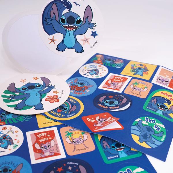 Setul creativ Disney Stitch este alegerea ideala pentru copii care iubesc pictura si personajele simpatice din universul Stitch Ambalat intr-o geanta practica cu maner usor de transport setul contine instrumente esentiale pentru activitati artistice precum carioci creioane colorate acuarele si pensula oferind tot ce este necesar pentru ore intregi de creativitate Designul viu colorat cu ilustratii atractive Stitch transforma fiecare sesiune de pictura intr-o experienta distractiva si 