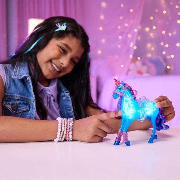 Unicorn Academy Set Antreneaza Si Straluceste Unicornul River Si Papusa Isabel este un set de spectaculos inspirat din universul magic al seriei Unicorn Academy care imbina jocul de rol cu efecte speciale luminoase Pachetul include o figurina articulata a personajului River si unicornul sau elegant realizat in culori vibrante cu detalii stralucitoare si accesorii tematice pentru antrenament si competitie Unicornul este prevazut cu efecte de iluminare care ii pun in valoare coama si 