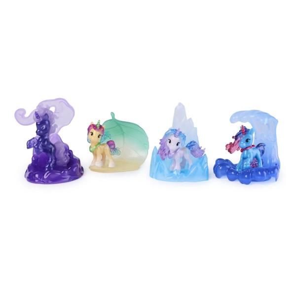 Unicorn Academy Figurina Surpriza Colectia Pietre Pretioase este o figurina surpriza inspirata din universul plin de magie Unicorn Academy Fiecare pachet ascunde un personaj unic reprezentat sub forma unei figurine cu efect special integrata intr-o piatra pretioasa magica Designul stralucitor si culori vibrante transforma fiecare deschidere intr-un moment plin de emotie si mister Exista mai multe modele de colectie fiecare ilustrand un unicorn diferit cu trasaturi distincte si detalii 