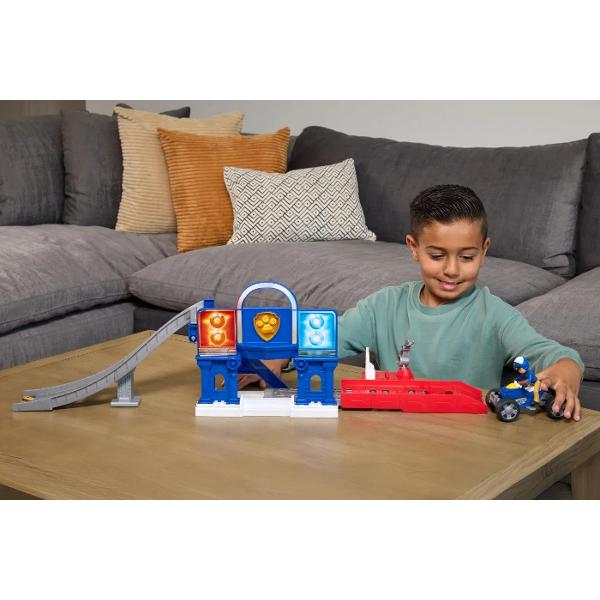 Setul De Joaca Cautare Si Salvare Ridica Si Repara ofera copiilor ocazia de a recrea misiuni spectaculoase de interventie si reparatii alaturi de eroii preferati Pachetul include o figurina exclusiva Ryder si un vehicul ATV pregatite pentru actiune imediata Platforma este prevazuta cu rampa de lansare lift functional si zona de reparatii astfel incat vehiculul sa poata fi ridicat verificat si trimis inapoi in misiune in doar cateva momente Elementele grafice luminoase si detaliile 