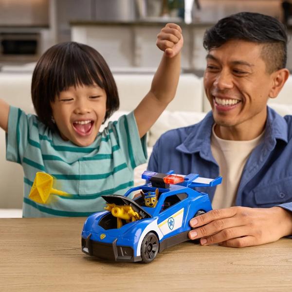 Patrula Catelusilor Cauta Si Salveaza &ndash;Set Vehicul De Salvare Cruiser si figurina Chase  Este o masina de interventie spectaculoasa inspirata din misiunile pline de actiune ale echipei Patrula Catelusilor Vehiculul de politie al lui Chase are un design modern cu detalii autentice si elemente interactive care transforma fiecare joaca intr-o adevarata operatiune de salvare Masina este echipata cu functii speciale de lansare si interventie precum si cu efecte de sunet si lumini 