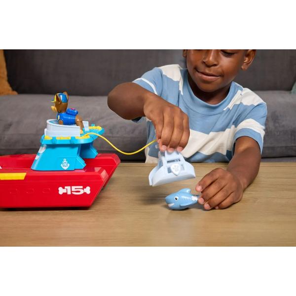 Patrula Catelusilor Patrula Pe Mare Figurina Si Vehicul Maritim este un set de joaca inspirat din misiunile maritime ale echipei de salvare oferind copiilor posibilitatea de a recrea interventii spectaculoase pe apa Pachetul include vehiculul figurina unui catelus Patrula Catelusilor si accesorii tematice precum rechinul ce trebuie salvat Nava este prevazuta cu compartimente si mecanisme interactive care permit lansarea si recuperarea accesoriilor stimuland jocul dinamic si imaginatia 