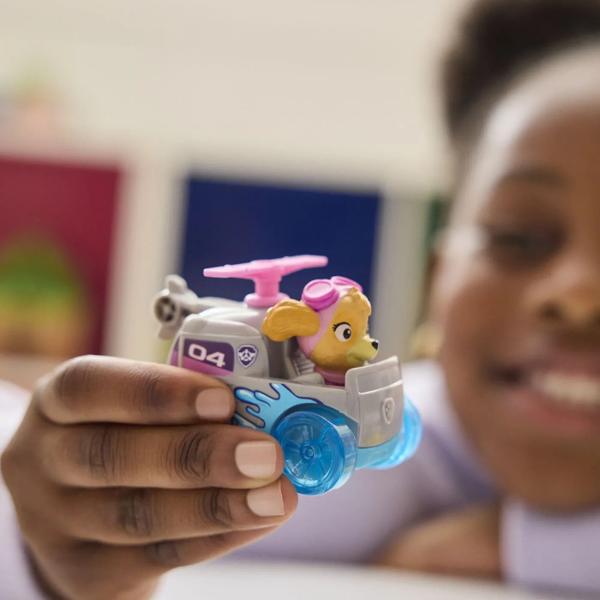 Atentie Pretul afisat este per bucata Nu se poate alege modelul se livreaza aleatoriu in functie de disponibilitatea din stoc&nbsp;Vehiculul Patrula Catelusilor Pup Squad Racers aduce viteza si adrenalina in universul eroilor preferati oferind copiilor ocazia de a recrea curse spectaculoase si misiuni pline de actiune Fiecare set include un personaj Patrula Catelusilor integrat in propriul vehicul tematic cu design inspirat din seriale si culori 