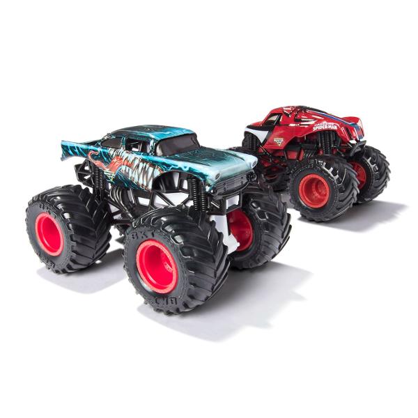 Setul Monster Jam set 2 Masinute Metalice aduce fata in fata doua modele spectaculoase inspirate din universul supereroilor pregatite pentru confruntari pline de adrenalina Fiecare pachet include doua masini cu design tematic decorate in culorile si stilul personajelor Marvel realiza cu detalii atent finisate si roti supradimensionate specifice competitiei Monster Jam Masinile sunt construite pentru curse sarituri si impacturi spectaculoase incurajand jocul dinamic si imaginativ Exista 