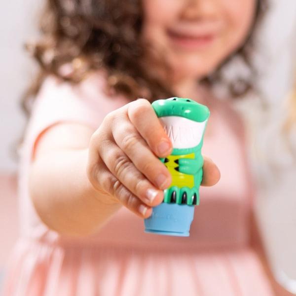 Melissa and Doug Sticker Wow este un set creativ de joaca pentru copii de la 3 ani in sus conceput pentru activitati distractive cu stickere Fiecare set include un aplicator tip stampila cu personaj reincarcabil care distribuie stickere individuale pe paginile incluse in caietul de activitate Setul contine aproximativ 300 de stickere si un caiet cu 24 de pagini pline de jocuri provocari si ilustratii colorate care incurajeaza copiii sa lipeasca sa potriveasca si sa completeze diferite 