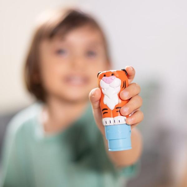 Melissa and Doug Sticker Wow este un set creativ de joaca pentru copii de la 3 ani in sus conceput pentru activitati distractive cu stickere Fiecare set include un aplicator tip stampila cu personaj reincarcabil care distribuie stickere individuale pe paginile incluse in caietul de activitate Setul contine aproximativ 300 de stickere si un caiet cu 24 de pagini pline de jocuri provocari si ilustratii colorate care incurajeaza copiii sa lipeasca sa potriveasca si sa completeze diferite 