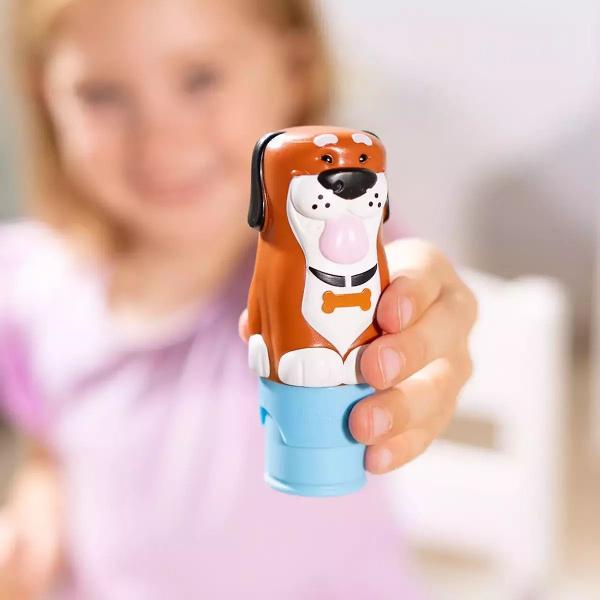 Melissa and Doug Sticker Wow este un set creativ de joaca pentru copii de la 3 ani in sus conceput pentru activitati distractive cu stickere Fiecare set include un aplicator tip stampila cu personaj reincarcabil care distribuie stickere individuale pe paginile incluse in caietul de activitate Setul contine aproximativ 300 de stickere si un caiet cu 24 de pagini pline de jocuri provocari si ilustratii colorate care incurajeaza copiii sa lipeasca sa potriveasca si sa completeze diferite 