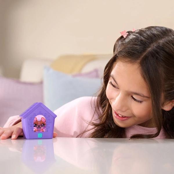 Bitzee Jucarie Interactiva Casuta Cateilor este un accesoriu interactiv creat pentru a extinde experienta de joaca din universul Bitzee oferind un spatiu digital dedicat pentru personaje virtuale Cu un design colorat si inspirat din grafica pixelata specifica jocurilor retro aceasta casuta permite conectarea pentru sesiuni de joaca impreuna cu prietenii Functia de conectare pentru playdate adauga un nivel suplimentar de interactiune incurajand schimbul si explorarea in doi Produsul este 