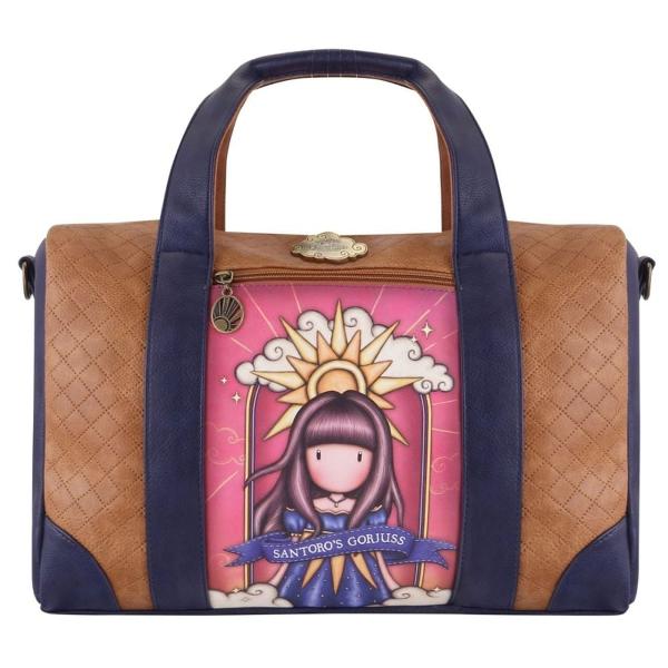 Indiferent daca plecati in excursii de weekend sau calatoriti cu avionul geanta de calatorie Ray Of Light de la Gorjuss este perfecta pentru a va insoti in calatoriile dvs Aceasta geanta este extrem de usoara si va permite sa luati toate lucrurile necesare intr-un mod comod si organizatDispune de un compartiment principal spatios pentru a va incapea lucrurile iar mai multe buzunare usor de accesat va permit sa va organizati eficient lucrurile esentiale mai mici De asemenea 