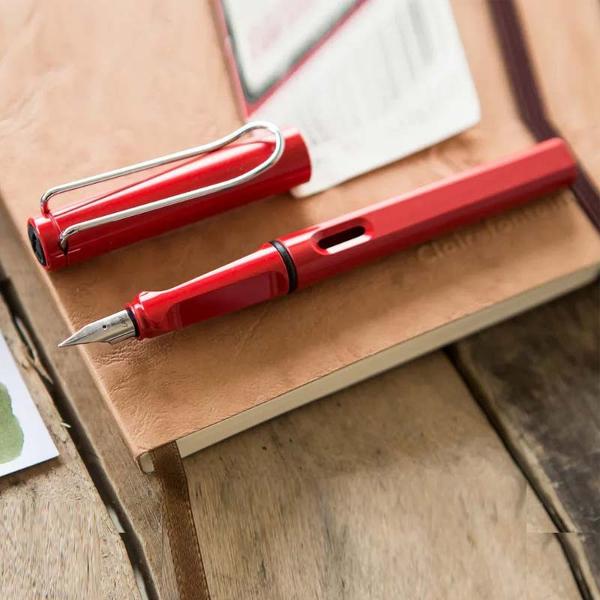 Penita B - scris grosStilourile Lamy Safari sunt unele dintre cele mai apreciate stilouri din lume datorit&259; combina&539;iei dintre durabilitate confort &537;i stil modern Stiloul Lamy Safari este&nbsp;fabricat din plastic ABS&nbsp;extrem de rezistent cu&nbsp;finisaj mat acest model a devenit un clasic pentru pasiona&539;i elevi studen&539;i &537;i profesioni&537;ti Ferestrele laterale transparente 