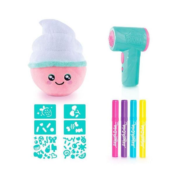 Da viata adorabilei tale jucarii de plus cu tematica de patiserie folosind spray-ul electronic cu aerograf markerele parfumate si sabloanele autoadezive incluse Creeaza modele colorate si adauga un miros delicios de prajitura pentru o experienta de joaca cu adevarat specialaPlusul poate fi spalat si redecorat astfel incat distractia sa nu se termine niciodata Sunt disponibile 2 modele diferite de colectionat Cupcake si Birthday Cake perfecte pentru copiii pasionati de creatie 