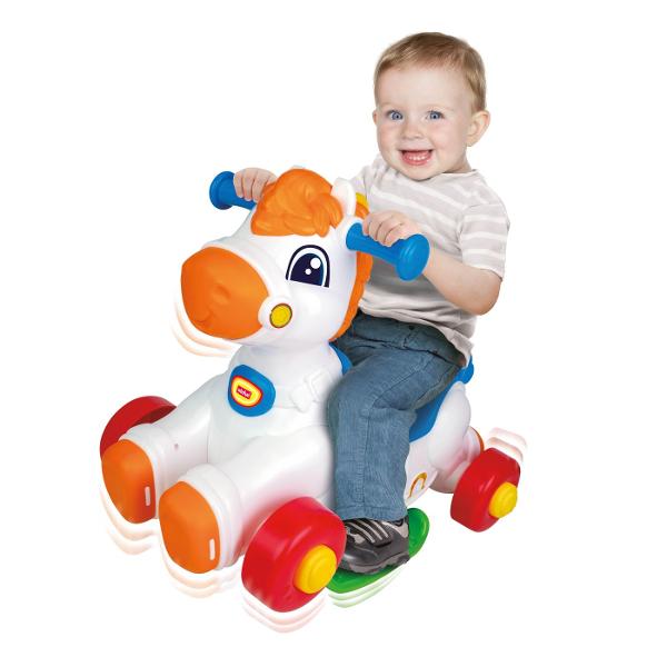 Winfun Balansoar Calut 2 in 1 este o jucarie interactiva conceputa pentru copii cu varsta intre 12 si 36 luni care combina functia de balansoar cu cea de ride-on pentru distractie si dezvoltare activa Designul prietenos in forma de calut cu culori vii si detalii atractive capteaza imediat atentia celor mici Jucaria poate fi folosita in doua moduri ca balansoar pentru miscare lina si relaxanta sau ca vehicul cu roti pentru deplasare oferind versatilitate si adaptare pe masura ce copilul 