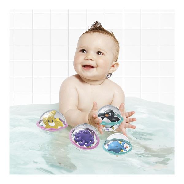 Winfun Set 4 Bile Senzoriale Pentru Baie este un set de jucarii pentru baie conceput pentru a transforma fiecare moment petrecut in apa intr-o experienta distractiva si interactiva Setul include 4 mingi transparente fiecare avand in interior un animalut colorat si bile mici care produc sunete atunci cand sunt agitate Mingile plutesc pe apa se rotesc si se misca liber captand atentia copilului si incurajand explorarea Designul ergonomic este adaptat pentru mainile mici fiind usor de prins 