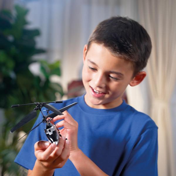 Silverlit Flybotic Sky Aurora este un elicopter cu telecomanda conceput pentru zbor stabil si control precis potrivit copiilor peste 8 ani Modelul dispune de sistem cu rotor dublu pentru echilibru optim si manevrabilitate imbunatatita fiind ideal pentru utilizare in interior Designul aerodinamic modern este completat de efectul luminos Dazzle LED Tail Light care ofera un plus de vizibilitate si impact vizual in timpul zborului Telecomanda ergonomica permite control intuitiv al directiei si 