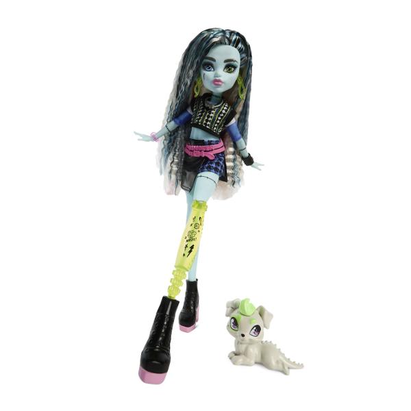 Descopera stilul electrizant din universul Monster High cu papusa Frankie Stein un personaj iconic cu un look modern si accesorii pline de personalitate Frankie impresioneaza prin parul lung in nuante contrastante si tinuta statement compusa din rochie neagra cu detalii grafice si elemente inspirate din tema electrica Accesoriile incluse completeaza povestea de la ochelari si bautura tematica pana la telefon gustare si un adorabil animal de companie Fiecare detaliu reflecta spiritul 