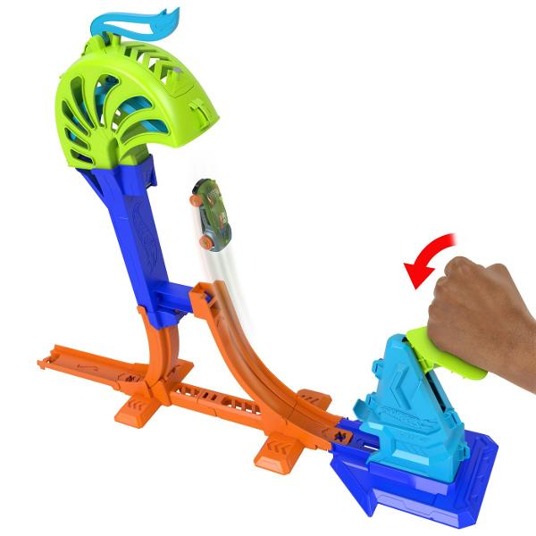 Setul Hot Wheels Stunt Tracks aduce actiune intensa si multiple posibilitati de joaca intr-un singur produs combinand elemente de pista lansare si transformare Modelul include o structura complexa cu niveluri rampe si mecanisme dinamice care permit curse rapide si scenarii variate In functie de configuratie setul poate functiona ca statie de interventie sau ca garaj transformabil pentru cascadorii si multe altele oferind experiente diferite in acelasi ansamblu Include o masinuta Hot 