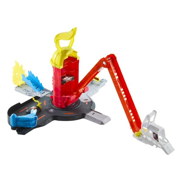 Intra in actiune cu setul Hot Wheels City Super Statie De Pompieri o statie de pompieri spectaculoasa care aduce adrenalina si misiuni de salvare direct in camera copilului Turnul central rotativ la 360 de grade permite lansari dinamice iar rampa lunga de peste 40 cm ofera viteza maxima pentru interventii rapide Setul include o masinuta Hot Wheels si multiple zone de joaca cu obstacole si elemente interactive care transforma fiecare cursa intr-o operatiune de salvare plina de suspans 