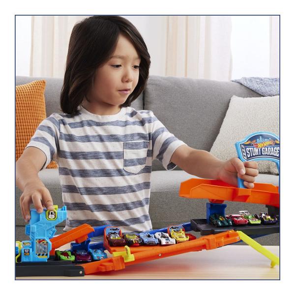 Descopera adrenalina si versatilitatea cu setul Hot Wheels City un garaj spectaculos 2 in 1 care se transforma rapid din spatiu de parcare intr-o pista plina de cascadorii Structura modulara permite configurarea in mod garaj pentru depozitarea masinutelor sau in mod stunt pentru lansari rapid si trasee dinamice Setul include o masinuta Hot Wheels si multiple niveluri cu rampe platforme si mecanisme de lansare care ofera actiune continua Capacitatea de stocare generoasa permite organizarea a 