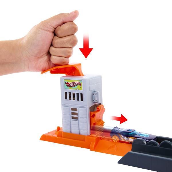 Creaturi fioroase au invadat locurile cunoscute din Hot Wheels City formand obstacole palpitante si aventuri legendare pe care copiii sa le traiasca impreuna cu vehiculele lor Hot Wheels Aceste seturi se conecteaza intre ele si cu alte seturi astfel incat copiii sa isi poata construi propriul peisaj urban unic plin de provocari si obstacole de inamic care inspira povesti creative prin joc de impins vor dori sa le colectioneze pe toate fiecare se vinde separat Include o masina Hot Wheels 