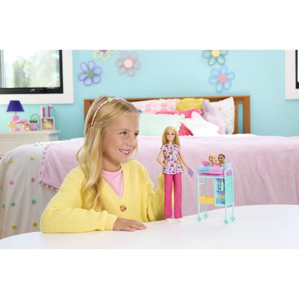 Descopera universul plin de grija si imaginatie cu papusa Barbie Doctor Pediatru un set adorabil care incurajeaza jocul de rol si dezvoltarea empatiei Barbie este imbracata in uniforma medicala colorata cu imprimeu vesel si stetoscop la gat pregatita sa aiba grija de cei doi bebelusi inclusiv in set Pachetul cu accesorii specifice unui cabinet pediatric precum pat pentru consult instrumente medicale si diverse pentru ingrijiri micutilor oferind multe posibilitati de joaca Copilul poate 