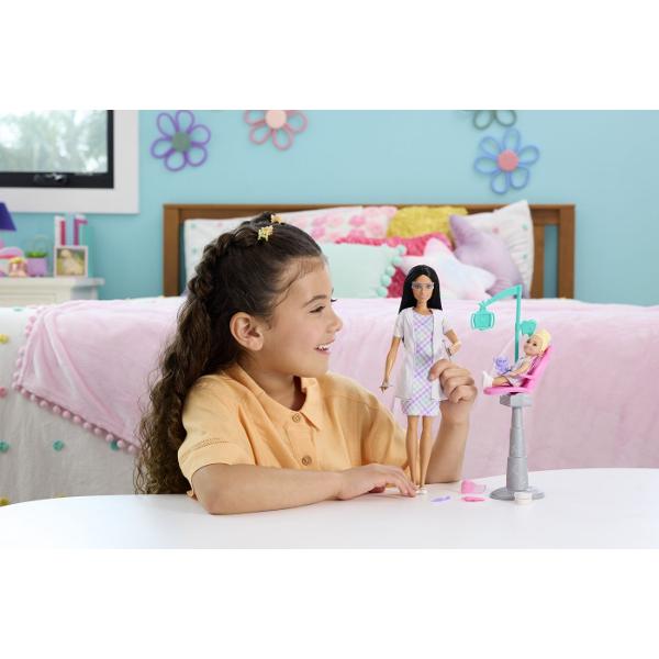 Copiii pot explora tot felul de cariere cu Barbie De la un om de stiinta la un copil de doctor papusile Barbie Careers sunt gata sa inspire povesti pentru toata lumea Barbie poarta haine detasabile cu tematica de cariera si alte accesorii pentru a spune povesti Imaginatia poate juca o lume plina de posibilitati de povestire si oportunitati de cariera cu aceasta papusa puternica gata sa inspire copiii sa fie tot ce isi doresc sa fie Acest pachet contine un set de joaca cu Barbie Dentist