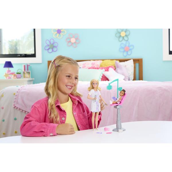 Copiii pot explora tot felul de cariere cu Barbie De la un om de stiinta la un copil de doctor papusile Barbie Careers sunt gata sa inspire povesti pentru toata lumea Barbie poarta haine detasabile cu tematica de cariera si alte accesorii pentru a spune povesti Imaginatia poate juca o lume plina de posibilitati de povestire si oportunitati de cariera cu aceasta papusa puternica gata sa inspire copiii sa fie tot ce isi doresc sa fie Acest pachet contine un set de joaca Barbie Dentist