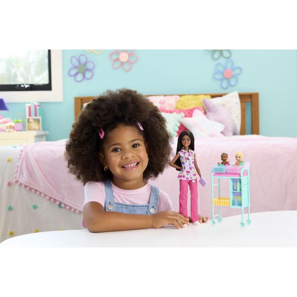 Copiii pot explora tot felul de cariere cu Barbie De la un om de stiinta la un copil de doctor papusile Barbie Careers sunt gata sa inspire povesti pentru toata lumea Barbie poarta haine detasabile cu tematica de cariera si alte accesorii pentru a spune povesti Imaginatia poate juca o lume plina de posibilitati de povestire si oportunitati de cariera cu aceasta papusa puternica gata sa inspire copiii sa fie tot ce isi doresc sa fie Acest pachet include un set de joaca Barbie Medic 