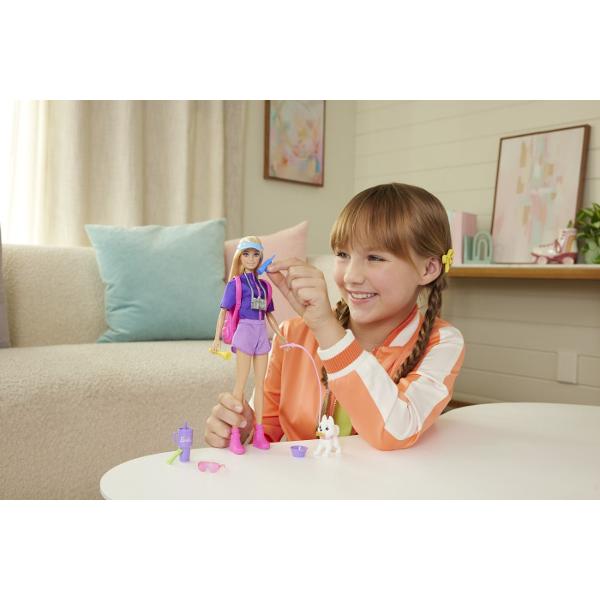 Porneste in aventuri in aer liber alaturi de papusa Barbie Malibu din colectia Family And Friends pregatita pentru momente pline de distractie si explorare Imbracata intr-o tinuta casual si moderna cu bluza mov si pantaloni scurti asortati Barbie este gata pentru plimbari drumetii si joaca in natura Aspectul prietenos si stilul relaxat incurajeaza joaca de rol si imaginatia copiilor Setul include diverse accesorii tematice care completeaza experienta perfecta de joaca precum rucsac 