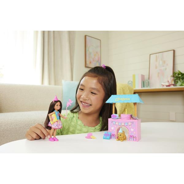 Setul Barbie Family and Friends Clubul lui Chelsea Zi De Nastere aduce distractia unei petreceri aniversare direct in lumea jocului imaginativ Setul include o papusa Chelsea si multiple accesorii tematice care recreeaza atmosfera unei petreceri pline de culoare Standul decorat cadourile baloanele si accesoriile de petrecere permit copiilor sa creeze propriile povesti si scenarii de sarbatoare Setul mai include si un mic animal de companie si diverse elemente decorative care completeaza 