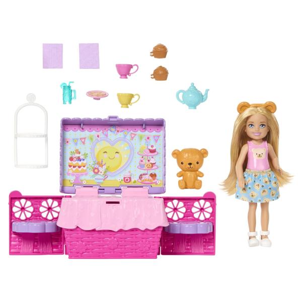 Setul Barbie Family and Friends Clubul lui Chelsea Petrecere Cu Ceai Surpriza transforma timpul de joaca intr-o petrecere vesela in aer liber Setul include o papusa Chelsea si multe accesorii tematice pentru un picnic sau o petrecere cu ceai precum cani ceainic deserturi si alte elemente decorative Standul de servire se poate transforma intr-un cos de picnic compact usor de transport si depozitat Culorile vesele si detaliile inspirate din lumea deserturilor creeaza o atmosfera jucausa 
