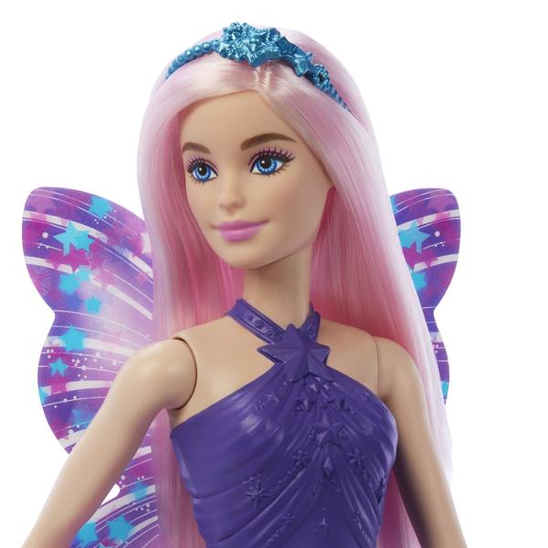 Descopera lumea magica unde totul este posibil cu Barbie Dreamtopia Cu aceste papusi Barbie Zane povestile prind viata Tinuta de vis are un corset minunat cu model in relief si o fustita perfect asortata Ai observat si aripioarele papusii Acestea raspandesc magia Barbie prin toata camera de joaca O tiara deosebita adauga o nota regala pentru jocul de rol cu printese Acest pachet contine o papusa Barbie cu par roz si tinuta in 2 culori