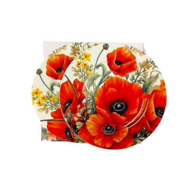 Set de dou&259; farfurii pentru desert MACI din colec&539;ia Flower Classic realizat din por&539;elan New Bone China caracterizat printr-o culoare alb-crem natural&259; cu o str&259;lucire delicat&259; &537;i o rezisten&539;&259; &537;i durabilitate excep&539;ionale men&539;in&acirc;nd &icirc;n acela&537;i timp lejeritatea &537;i fine&539;eaLinia este decorat&259; cu flori colorate precum narcise 