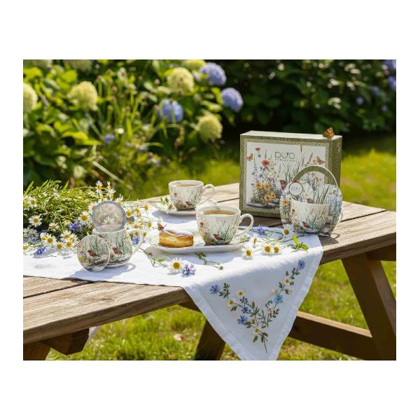 Can&259; JULY din colec&539;ia Flower Classic este realizat&259; din por&539;elan New Bone China caracterizat printr-o culoare alb-crem natural&259; cu o str&259;lucire delicat&259; &537;i o rezisten&539;&259; &537;i durabilitate excep&539;ionale men&539;in&acirc;nd &icirc;n acela&537;i timp lejeritatea &537;i fine&539;eaO linie decorat&259; cu un motiv idilic reprezent&acirc;nd o mic&259; pas&259;re 