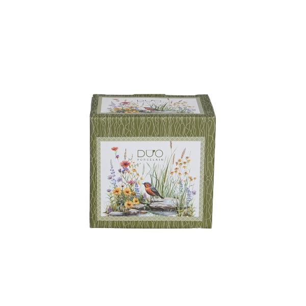 Can&259; cu infuzor pentru ceai JULY din colec&539;ia Flowers Classics este realizat&259; din por&539;elan New Bone China caracterizat printr-o culoare elegant&259; alb-crem natural&259; cu o str&259;lucire delicat&259; precum &537;i printr-o durabilitate excep&539;ional&259;O linie decorat&259; cu un motiv idilic reprezent&acirc;nd o mic&259; pas&259;re st&acirc;nd pe pietricele l&acirc;ng&259; un 