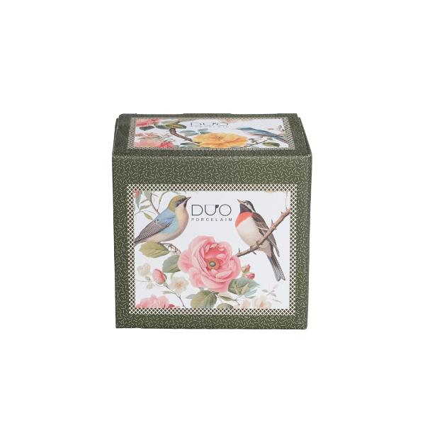 Can&259; cu infuzor pentru ceai APRIL din colec&539;ia Flowers Classics este realizat&259; din por&539;elan New Bone China caracterizat printr-o culoare elegant&259; alb-crem natural&259; cu o str&259;lucire delicat&259; precum &537;i printr-o durabilitate excep&539;ional&259;O linie decorat&259; cu un motiv delicat de tufe de trandafiri &icirc;n nuan&539;e intense de ro&537;u alb &537;i galben 