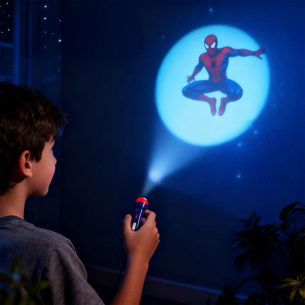 Cu mini proiectorul Spiderman poti acum sa iti urmaresti eroii preferati Amplaseaza rola in proiector si urmareste imaginile uimitoare din Marvel Spiderman derulandu-se iar si iar Pachetul contine 3 role de proiector cu un total de 24 de imagini Produsul include- 1 mini proiector 3 role de proiector cu imagini manual