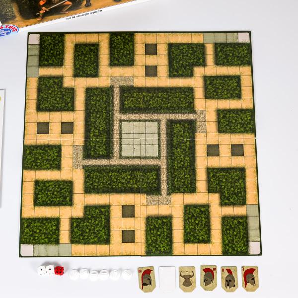 Ai un copil pasionat de legendele antice Sau vrei s&259; &icirc;l aju&539;i s&259; &icirc;nve&539;e lucruri noi &icirc;n timp ce v&259; distra&539;i de minune Alege jocul de societate Labirintul Minotaurului &537;i bucura&539;i-v&259; &icirc;mpreun&259; de o experien&539;&259; amuzant&259; &537;i educativ&259;Intr&259; &icirc;n rolul unuia dintre r&259;zboinicii eleni p&259;trunde &icirc;n labirintul fiorosului minotaur &537;i colecteaz&259; c&acirc;t mai mult 