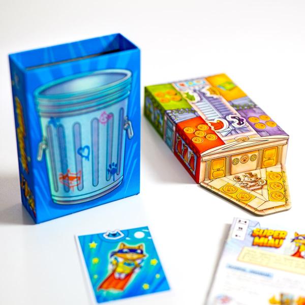 Felina supererou a disp&259;rut Dac&259; o g&259;se&537;ti primul ve&539;i fi cei mai buni prieteni Ia-&539;i rucsacul &537;i porne&537;te &icirc;n c&259;utarea eiFii primul care afl&259; unde este SUPER MIAU felina supererou Atrage-l cu m&acirc;ncarea lui preferat&259; &537;i g&259;se&537;te-i un costum demn de faptele sale eroice Pornind de la acelea&537;i c&259;r&539;i fiecare juc&259;tor &icirc;&537;i compune propriul pachet de 