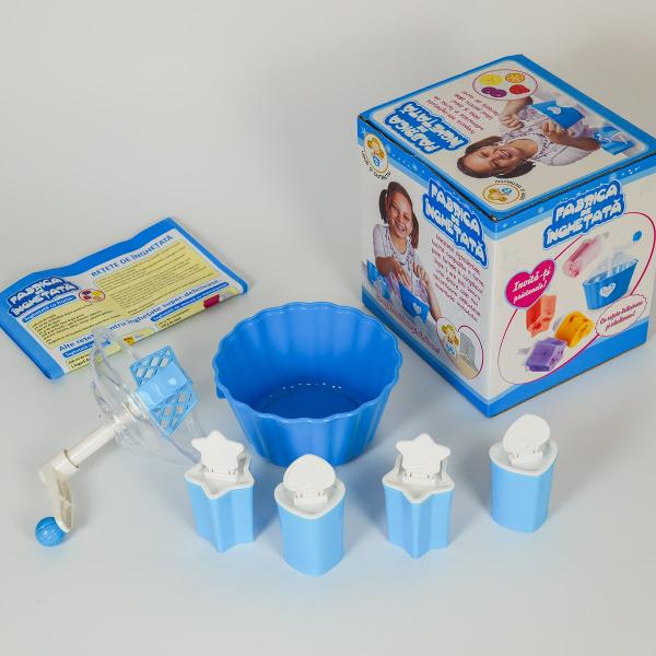 Creeaz&259; re&539;ete proprii &537;i savureaz&259; delicii dulci &537;i r&259;coroase cu Fabrica de &icirc;nghe&539;at&259;Cine nu &537;i-ar dori s&259; aib&259; o Fabric&259; de &icirc;nghe&539;at&259; &icirc;n propria cas&259; Cu jocul creativ de preparat &icirc;ndr&259;gitul desert r&259;coros dorin&539;a &icirc;&539;i e &icirc;ndeplinit&259;Fie var&259; fie iarn&259; c&acirc;nd ai poft&259; de &icirc;nghe&539;at&259; o po&539;i face 