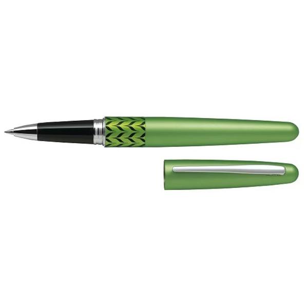 Roller Pilot MR Retro Pop 07 mm Cu un design Retro-Pop colectia MR 3 intr-un stil elegant si vesel cu o gama pentru toate gusturile este cadoul perfect intarit de calitatea Pilot Rollerul Mr Retro-Pop cu cerneala lichida de culoare neagra scriere 07 mm intr-o cutie cadou cu motive Retro-Pop