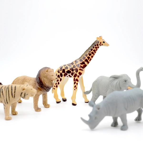 Folose&537;te-&539;i imagina&539;ia &537;i creeaz&259; tot feluri de scene anima&539;ii particip&259; la expedi&539;ii &537;i misiuni aventuroase &icirc;n safari Depinde doar de tine &537;i de creativitatea ta Setul con&539;ine 6 figurine de animale s&259;lbatice tigru leu elefant giraf&259; zebr&259; rinocer din plastic