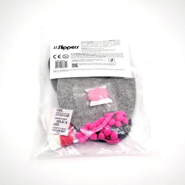 Dimensiune final&259; Aproximativ 21 x 10 x 5 cm m&259;rime potrivit&259; pentru picioare &icirc;ntre 28-31&nbsp;Transform&259; timpul liber &icirc;ntr-o aventur&259; creativ&259; cu setul de cusut papuci de cas&259; de la D-Toys Acest kit DIY este conceput special pentru micii designeri care doresc s&259; &icirc;&537;i creeze propria &icirc;nc&259;l&539;&259;minte comod&259; &537;i colorat&259; dezvolt&acirc;ndu-&537;i &icirc;n acela&537;i 