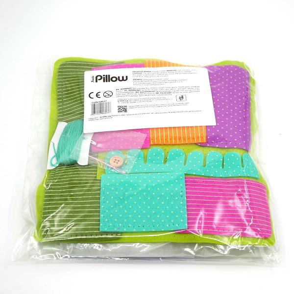 Copilul t&259;u e curios s&259; &537;tie cum se realizeaz&259; o cus&259;tur&259; Sau cau&539;i o activitate care s&259;-i &icirc;mbun&259;t&259;&539;easc&259; aten&539;ia &537;i concentrarea Ofer&259;-i setul creativ de cusut pernu&539;a colorat&259; de la ROOVI &537;i prive&537;te-l cu m&acirc;nuie&537;te abil acul a&539;a &537;i materialul textil&Icirc;n programa &537;colar&259; &icirc;nc&259; mai exist&259; ora de lucru manual &537;i nu 